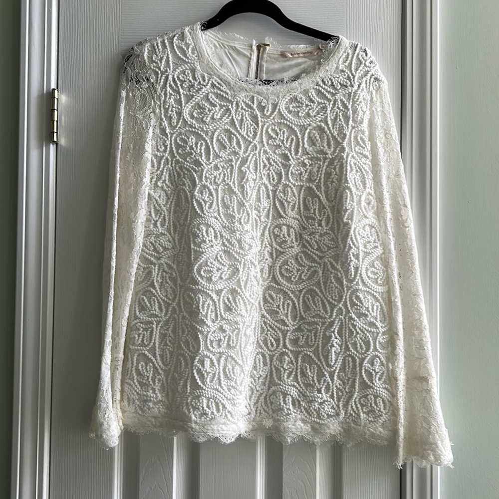 Lined cotton lace top with slightly flared sleeves